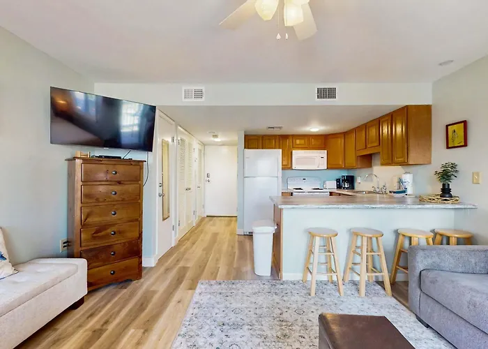 Apartment Pool View With Onsite Sauna Access And Pickleball Courts