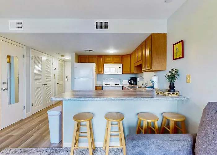 Pool View With Onsite Sauna Access And Pickleball Courts Apartment