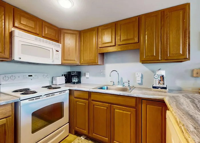 Pool View With Onsite Sauna Access And Pickleball Courts Apartment