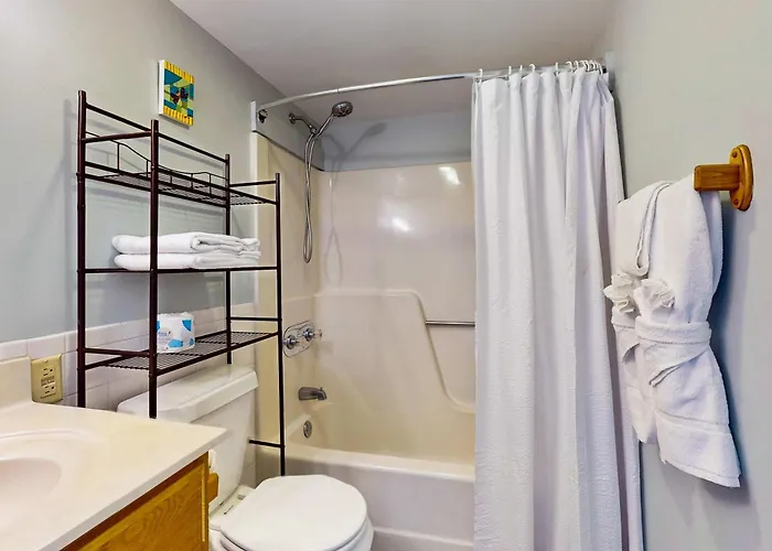 Pool View With Onsite Sauna Access And Pickleball Courts Apartment *