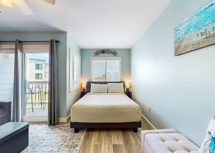 Pool View With Onsite Sauna Access And Pickleball Courts Apartment