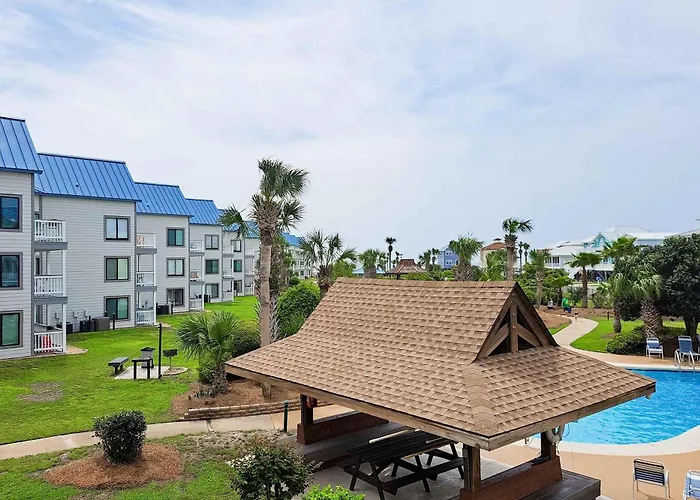 Apartment Pool View With Onsite Sauna Access And Pickleball Courts