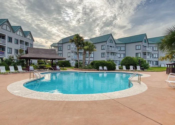 Pool View With Onsite Sauna Access And Pickleball Courts Apartment