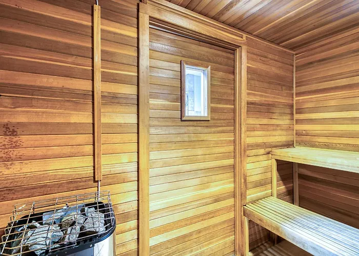 Pool View With Onsite Sauna Access And Pickleball Courts Apartment