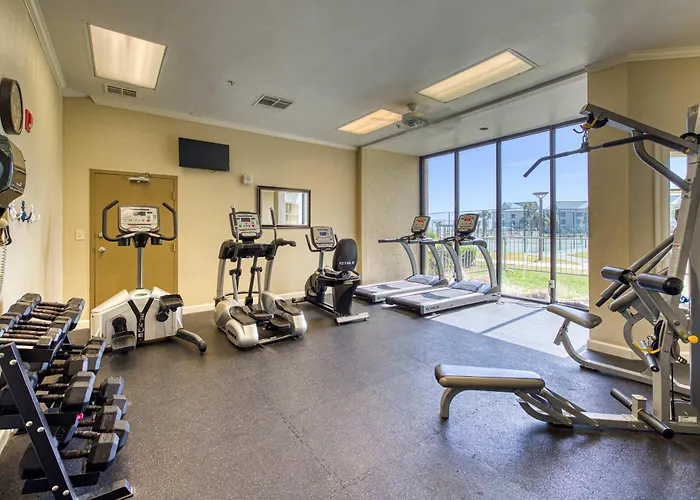 Apartment Pool View With Onsite Sauna Access And Pickleball Courts