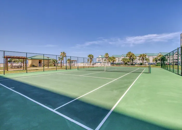 Apartment Pool View With Onsite Sauna Access And Pickleball Courts