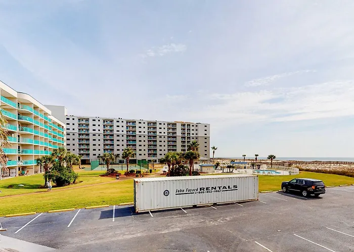 Pool View With Onsite Sauna Access And Pickleball Courts Apartment